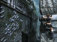 Lara peut escalader librement tous les murs qui s'y prêtent